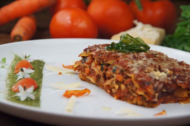 Lasagnes à la bolognaise, lentement gratinées au four